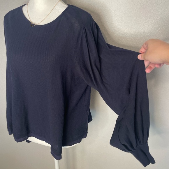 Free People Navy Puff Sleeve Pleated Blouse WOMENS LARGE - Picture 3 of 6